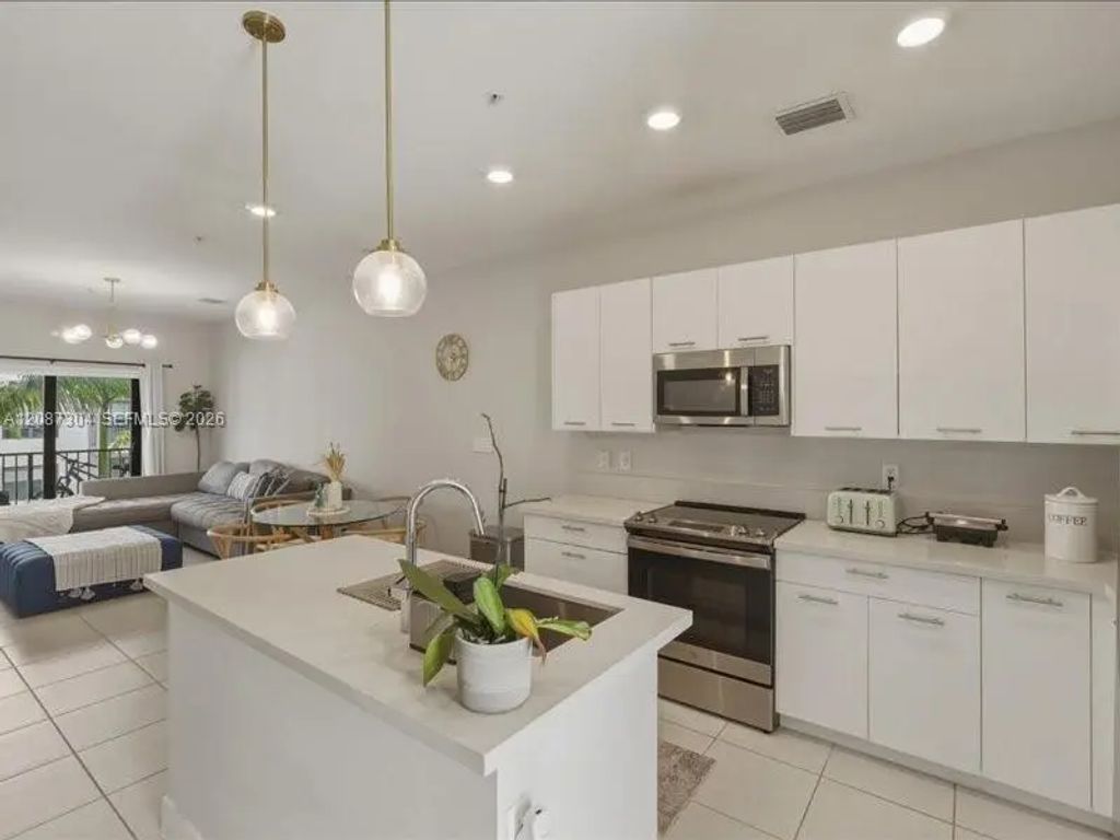 8201 Nw 41st Street #d-205, Doral