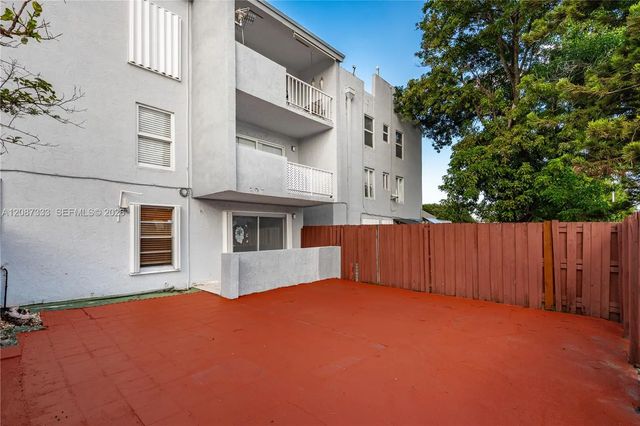 1725 W 60th Street #f126, Hialeah