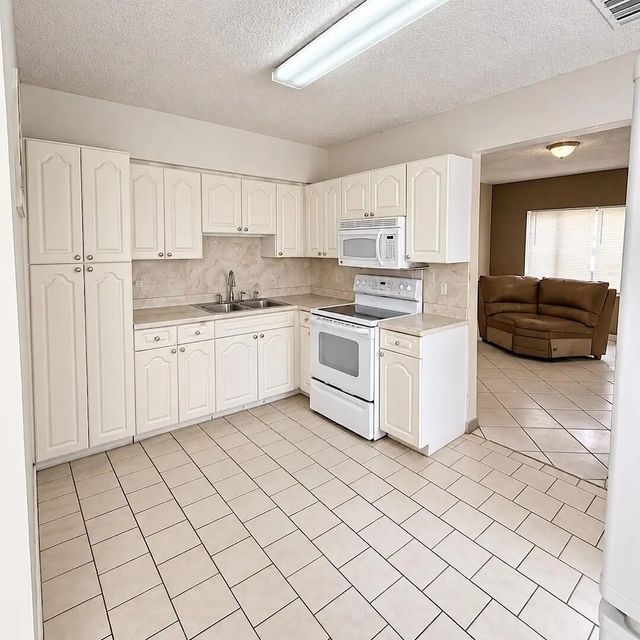4 of 20 - 915 Rutland Street, Opa-Locka, FL