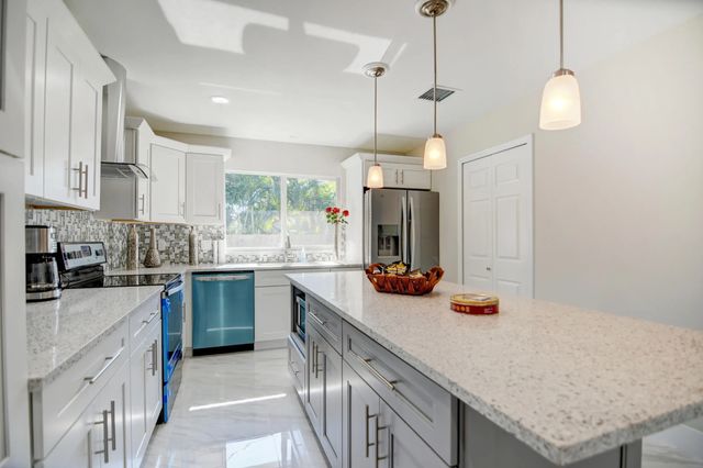 5 of 17 - 1970 Ne 35th Street, Lighthouse Point, FL