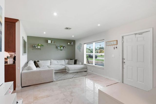 4 of 26 - 6101 Carthage Circle S, Lake Worth, FL