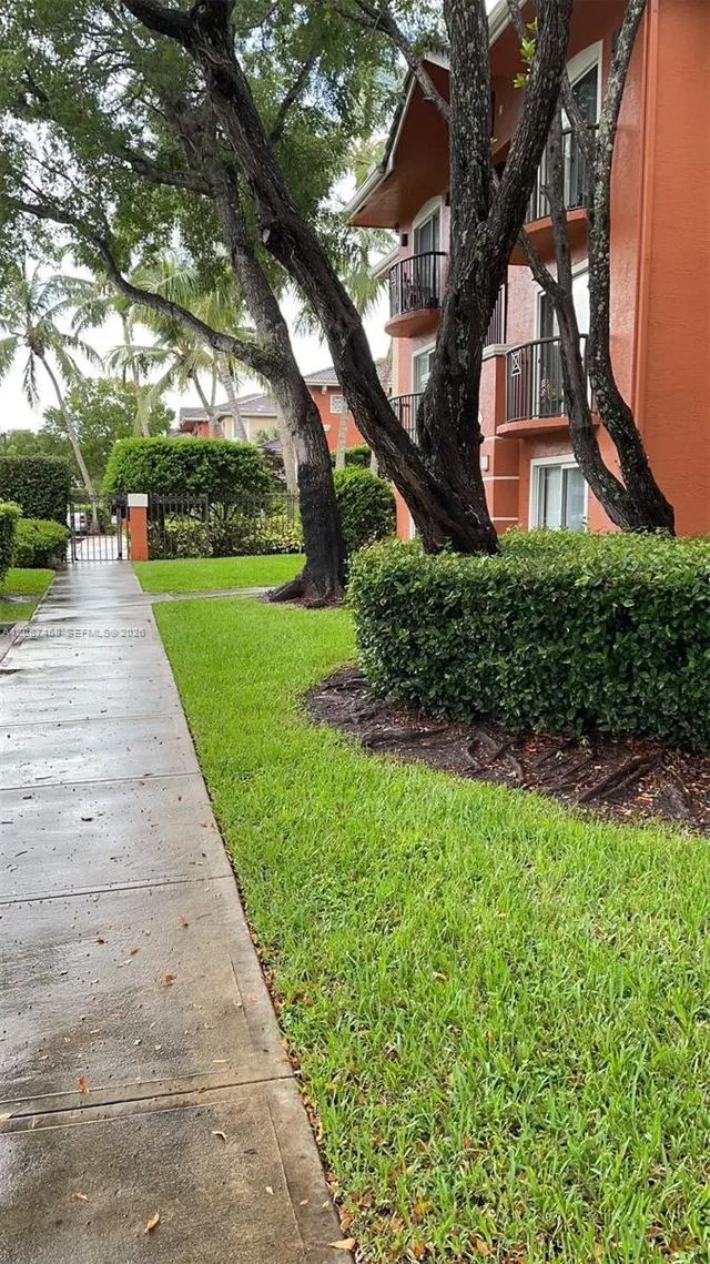 5 of 11 - 4195 N Haverhill Road #318, West Palm Beach, FL
