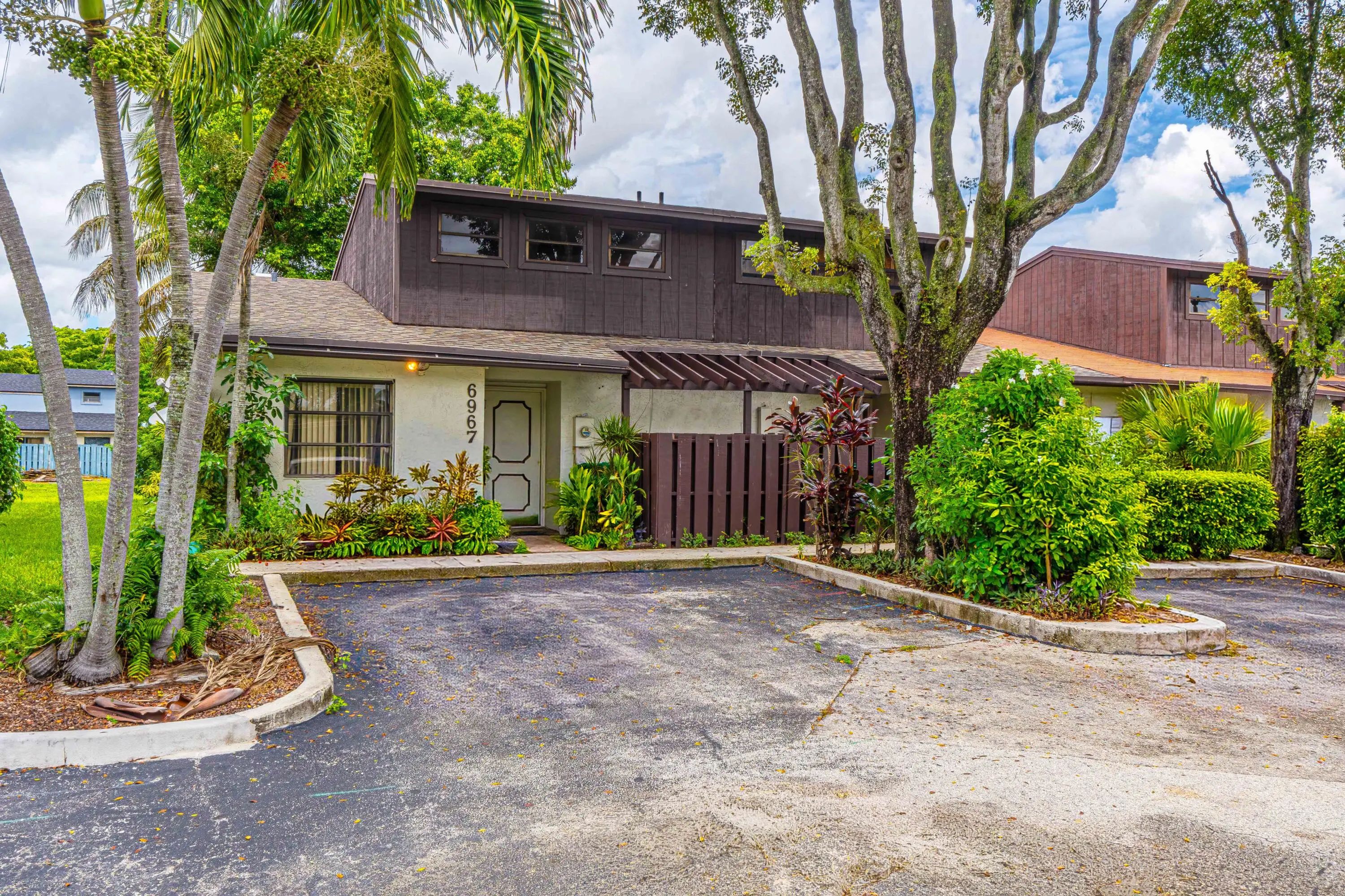 6967 Sw 40th Street #5-r, Miramar