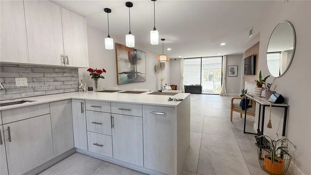 3 of 30 - 400 Se 10th Street #112, Deerfield Beach, FL