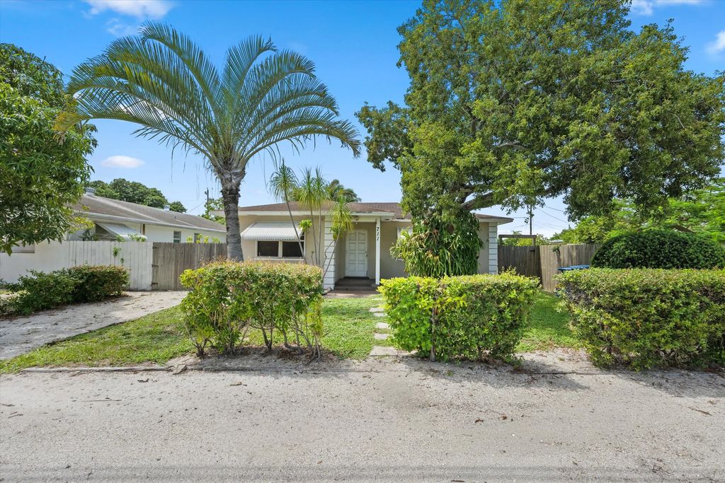 711 E Coast Avenue, Lantana