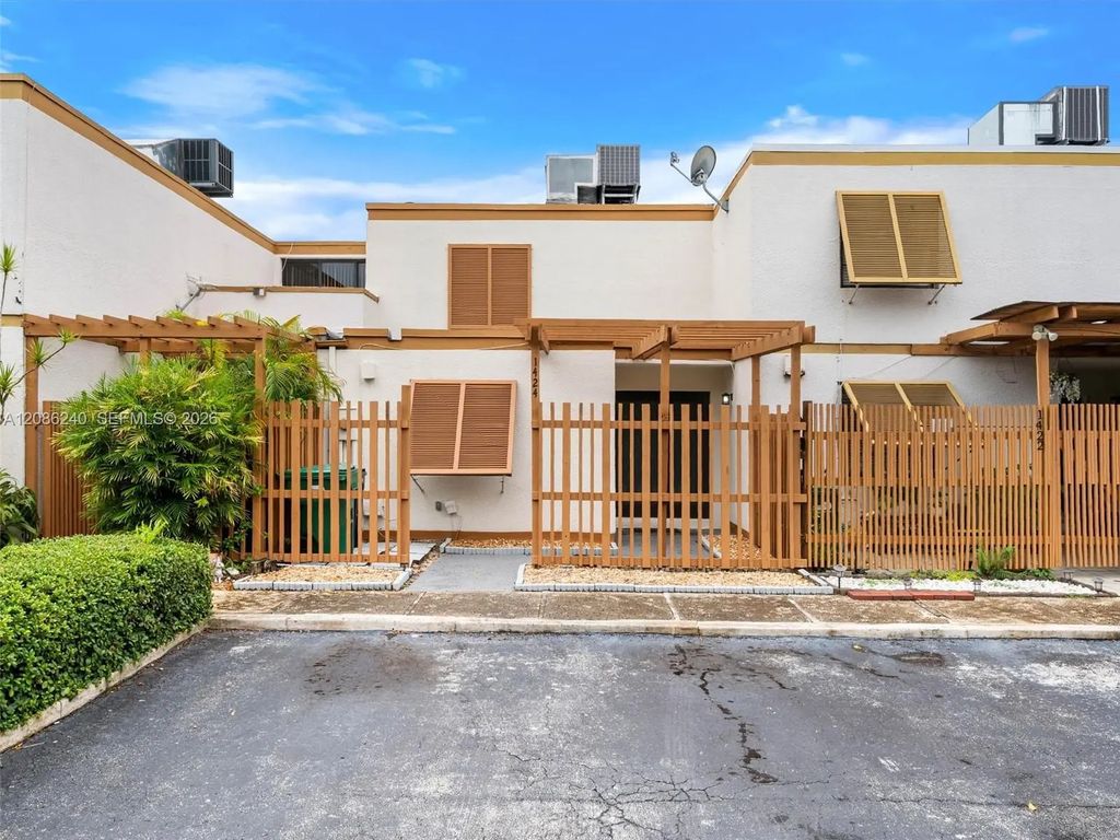 1424 Sw 131st Place Circle E, Miami