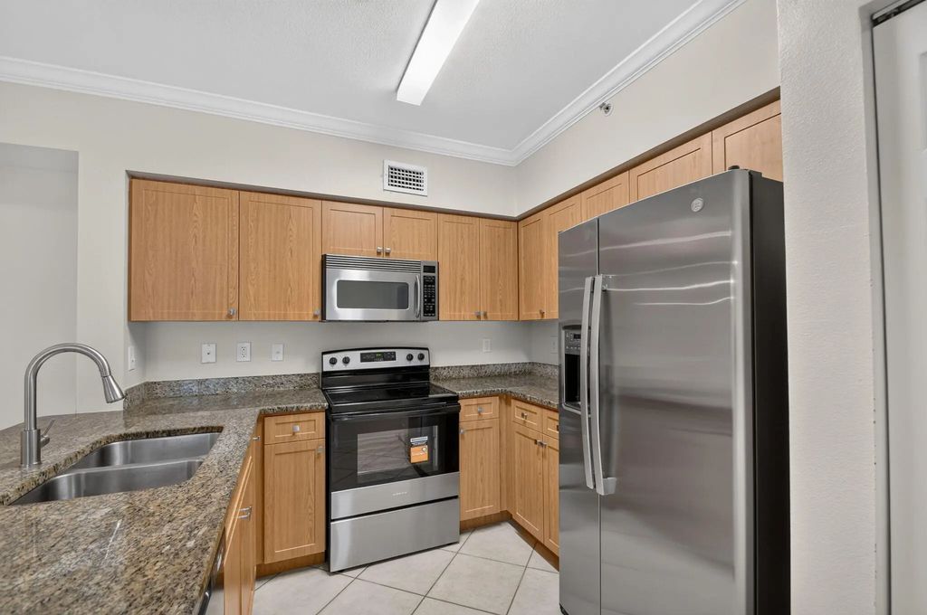 6370 Emerald Dunes Drive #203, West Palm Beach