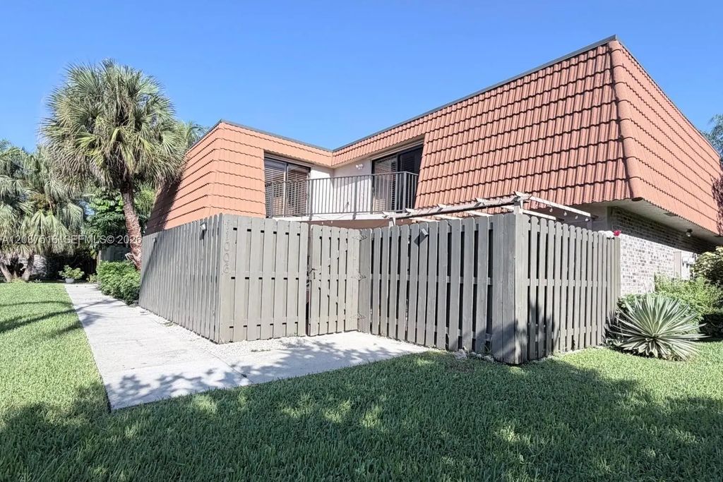 11006 N Harmony Lake Circle, Davie