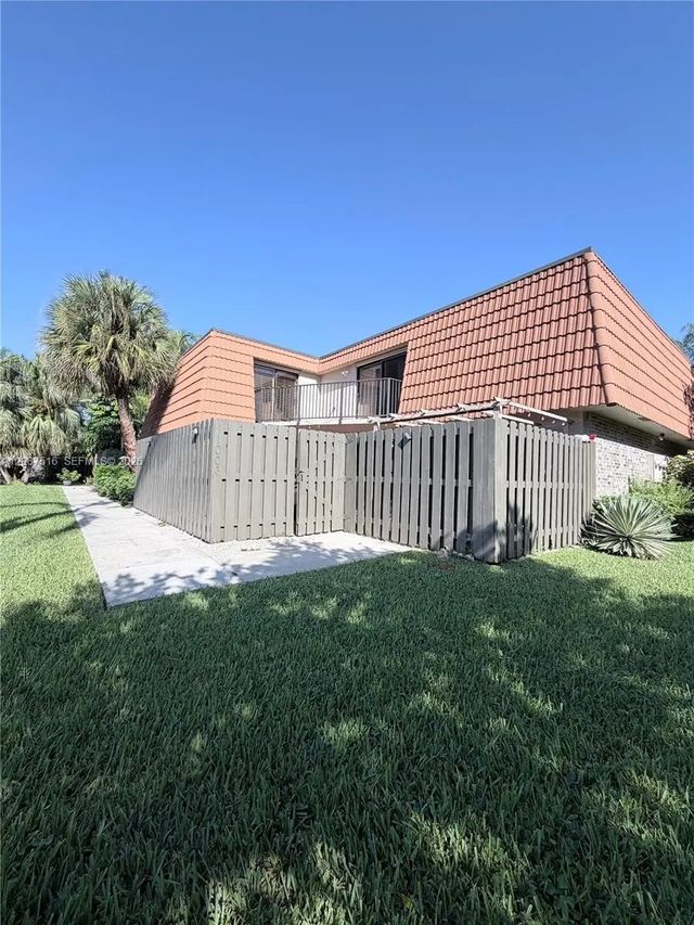 11006 N Harmony Lake Circle, Davie