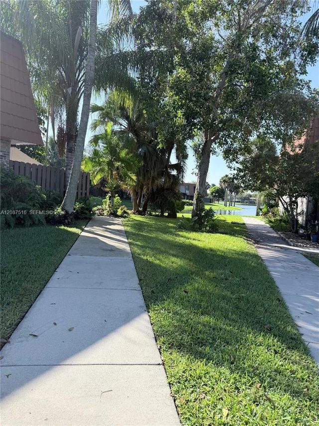 3 of 35 - 11006 N Harmony Lake Circle, Davie, FL
