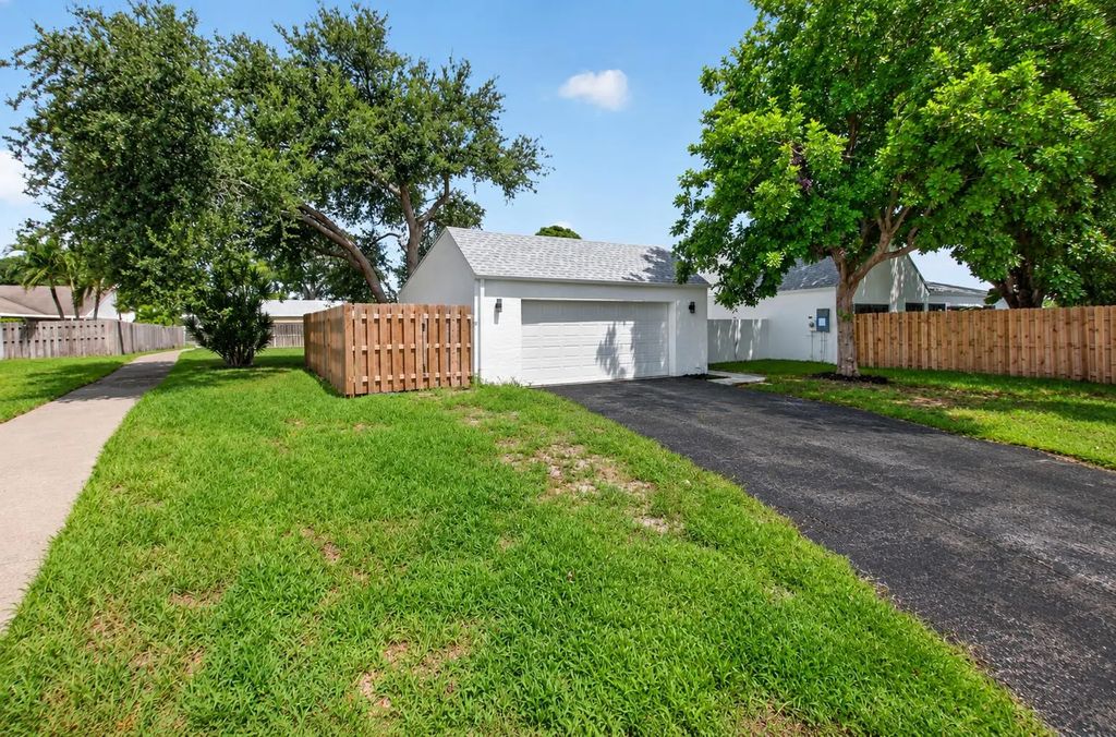 905 Nw 21st Way, Delray Beach