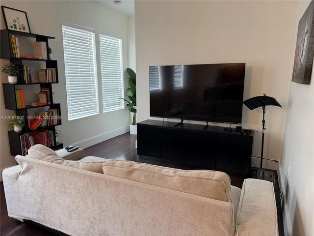 4 of 10 - 737 Jefferson Avenue #303, Miami Beach, FL