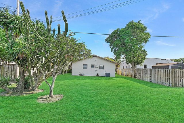 3 of 21 - 519 Evergreen Drive, Lake Park, FL