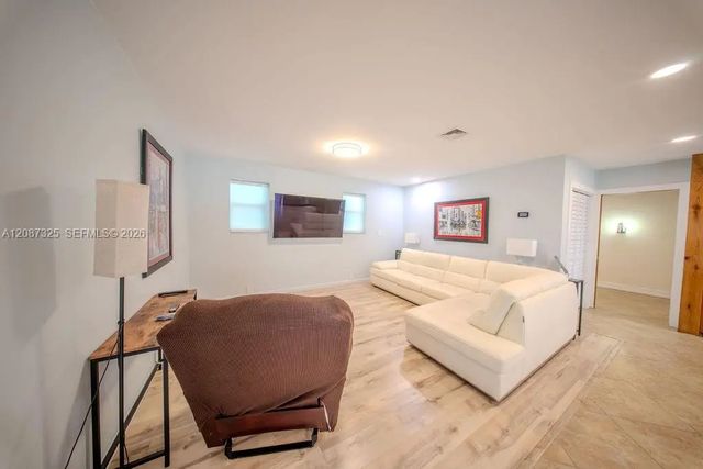 3 of 32 - 4391 Sw 77th Avenue, Davie, FL