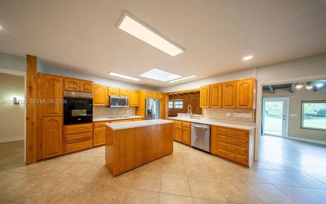 4 of 32 - 4391 Sw 77th Avenue, Davie, FL