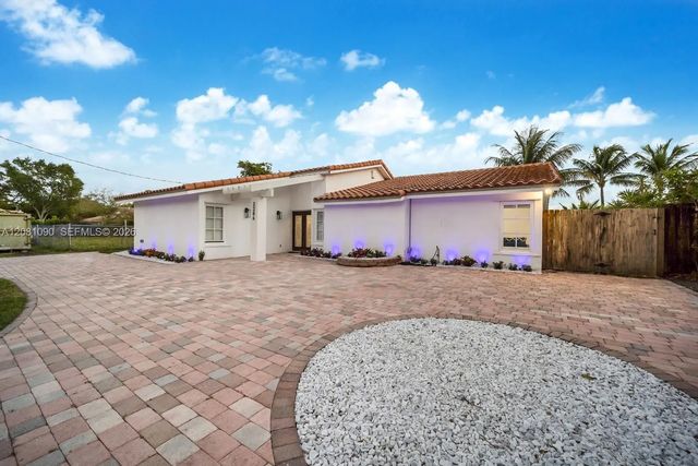 2286 Ne 215th Street, Miami