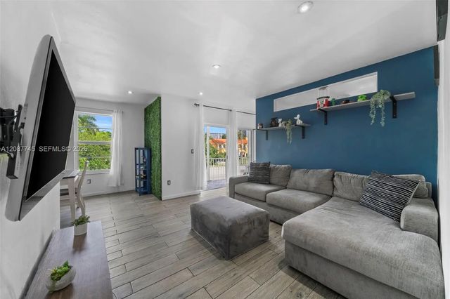 3 of 15 - 2858 Pine Tree Drive #5, Miami Beach, FL