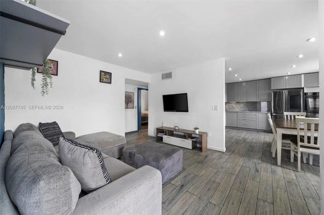 4 of 15 - 2858 Pine Tree Drive #5, Miami Beach, FL