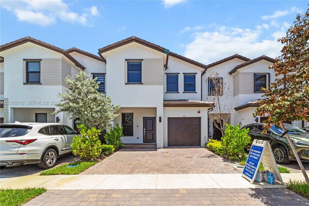 221 Sw 159th Way, Pembroke Pines