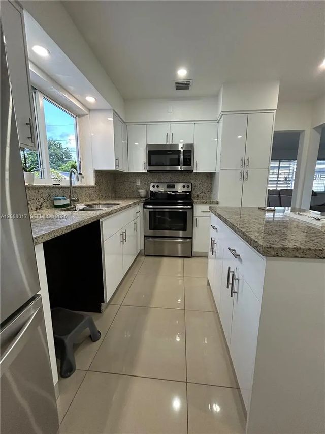 5 of 11 - 10521 Caribbean Boulevard, Cutler Bay, FL