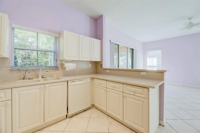 5 of 47 - 13945 S Cypress Cove Circle, Davie, FL