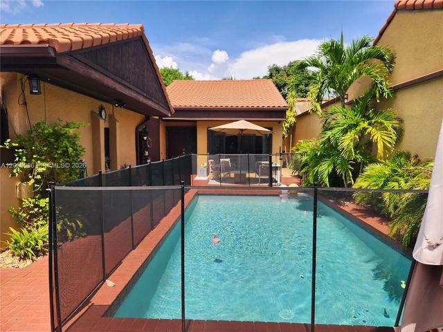 1085 Ne 203rd Lane, Miami