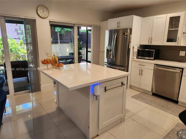 4 of 28 - 1085 Ne 203rd Lane, Miami, FL