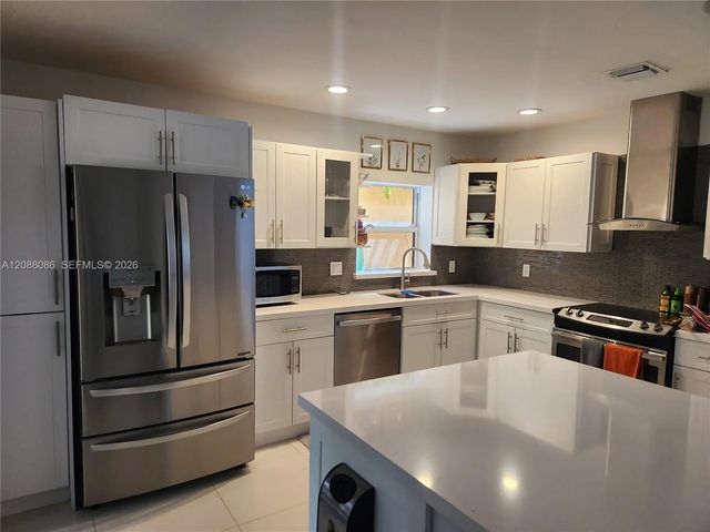 5 of 28 - 1085 Ne 203rd Lane, Miami, FL
