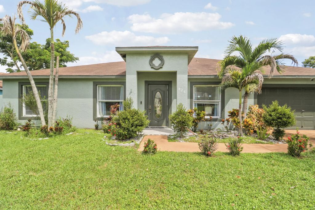 825 Se Cavern Avenue, Port St. Lucie