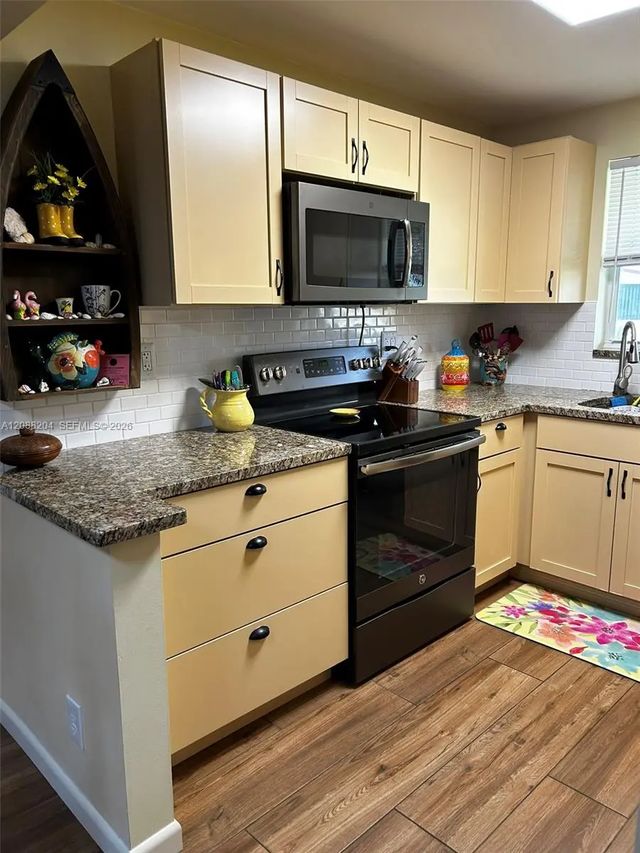 3 of 27 - 2941 Crosley Drive W #h, West Palm Beach, FL