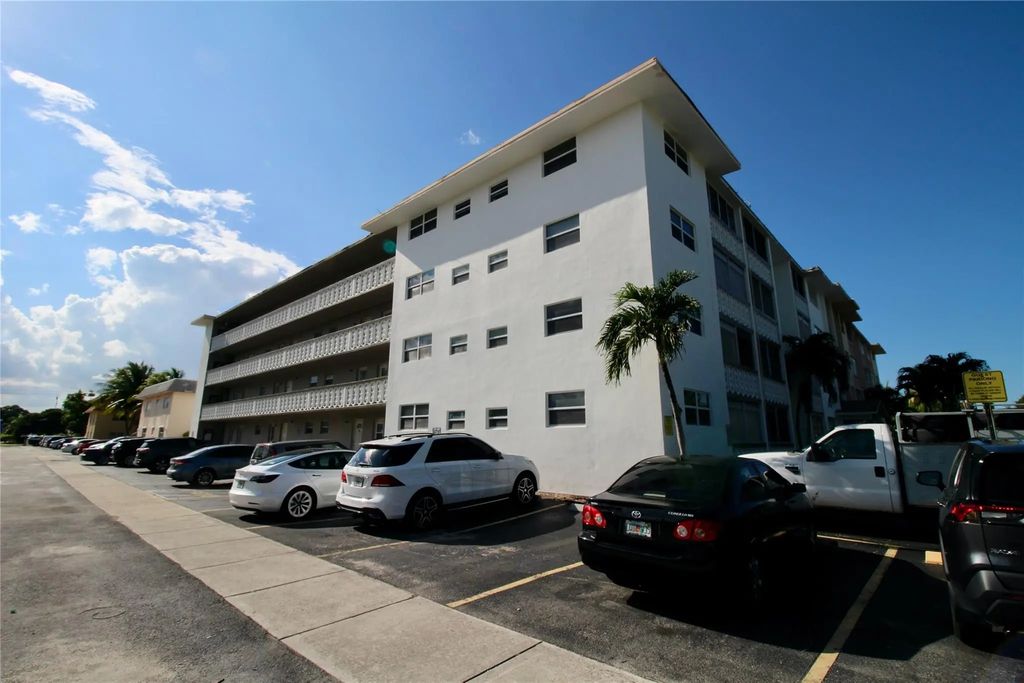 211 Ne 8th Avenue #212, Hallandale Beach