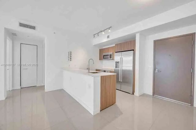 5 of 27 - 201 Sw 17th Road #302, Miami, FL