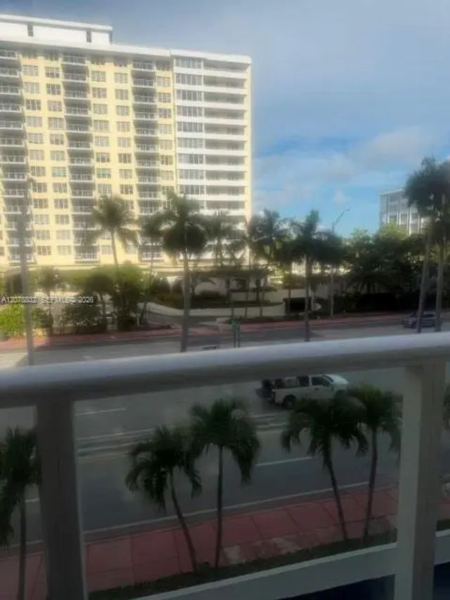 4 of 29 - 5601 Collins Avenue #415, Miami Beach, FL