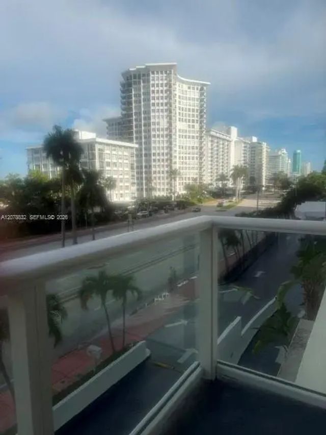 5 of 29 - 5601 Collins Avenue #415, Miami Beach, FL