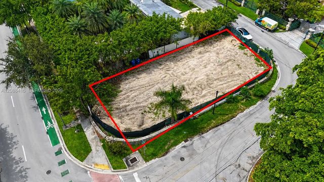 3 of 10 - 920 N Venetian Drive, Miami, FL