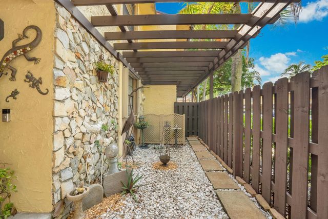 2 of 32 - 1142 N University Drive, Plantation, FL