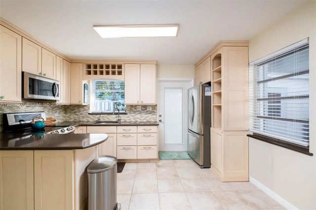 4 of 28 - 11231 2nd Avenue #ocean, Marathon, FL