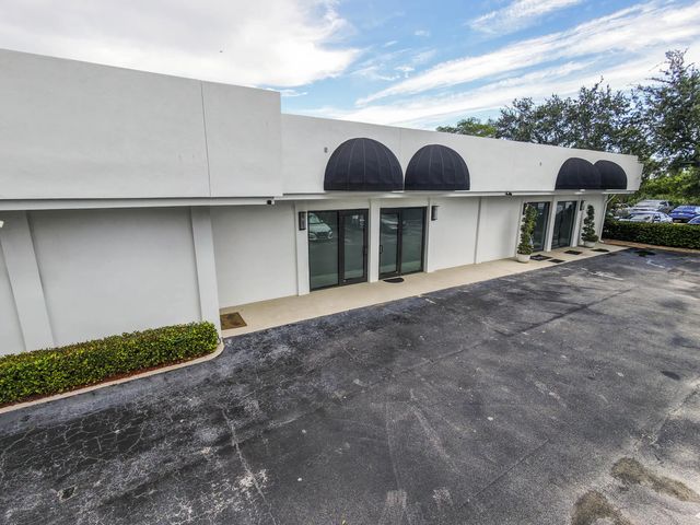 2 of 7 - 517 Northlake Boulevard #2, North Palm Beach, FL