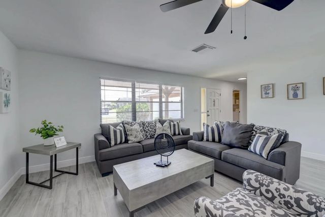 4 of 24 - 543 Se Greenway Terrace, Port St. Lucie, FL
