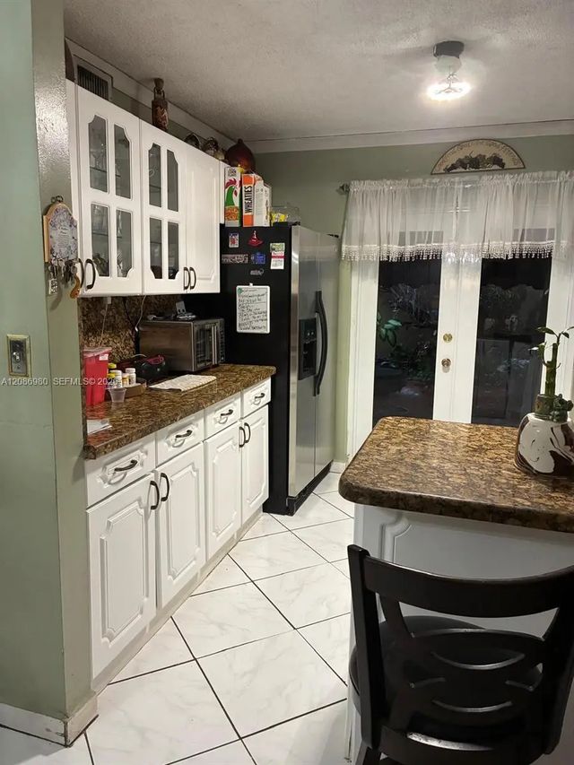 4 of 7 - 2403 W 76th Street #102, Hialeah, FL