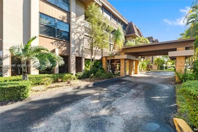 4 of 19 - 661 Ne 195th Street #407, Miami, FL