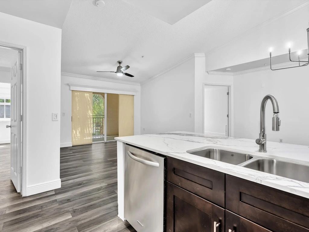 2433 Centergate Drive #306, Miramar
