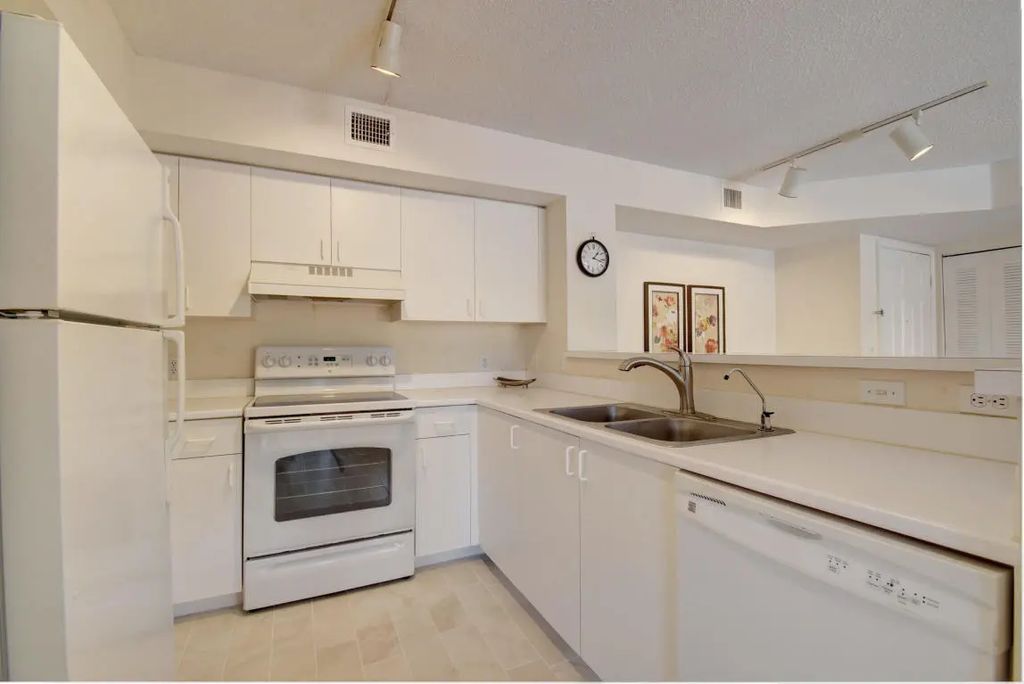 135 Yacht Club Way #207, Hypoluxo