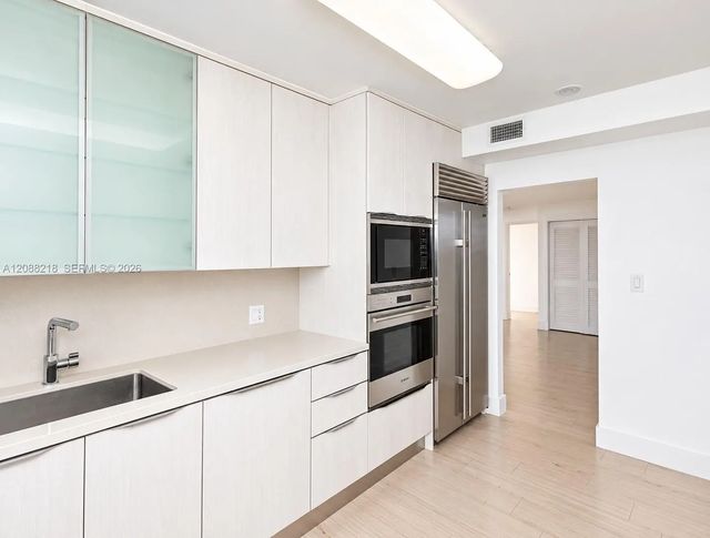 3 of 8 - 10185 Collins Avenue #1017, Bal Harbour, FL