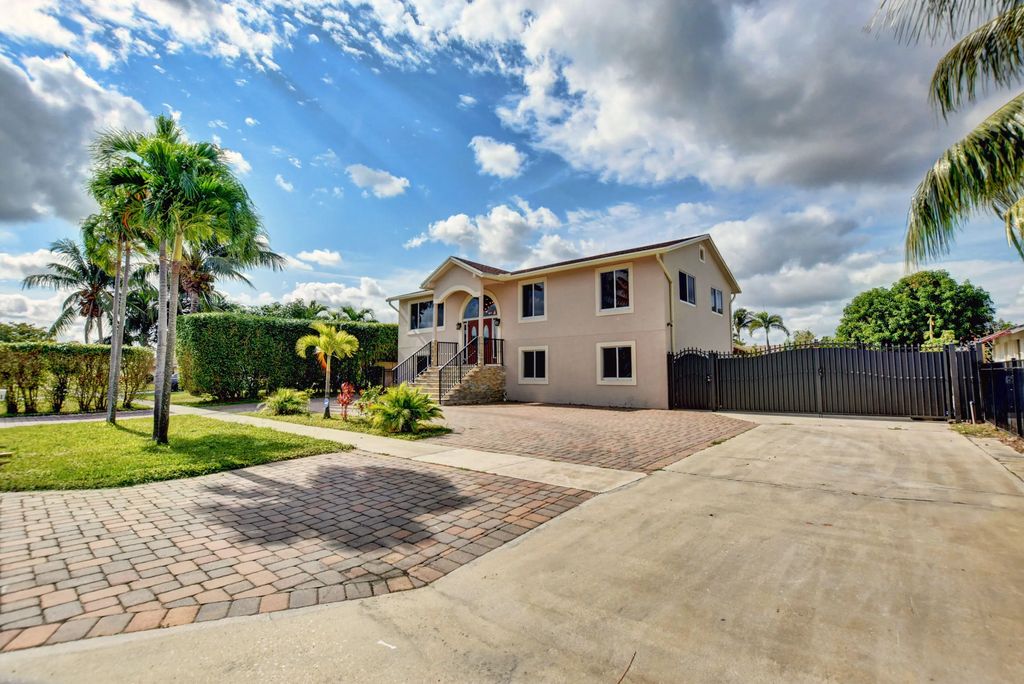 1371 Woodcrest Road W, West Palm Beach