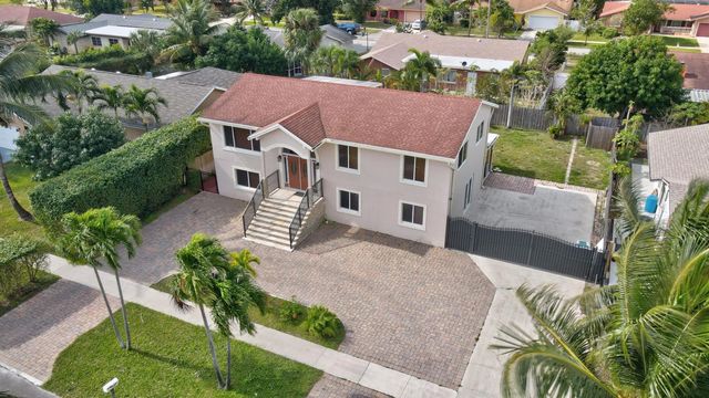 2 of 27 - 1371 Woodcrest Road W, West Palm Beach, FL