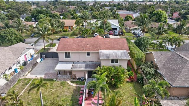 3 of 27 - 1371 Woodcrest Road W, West Palm Beach, FL