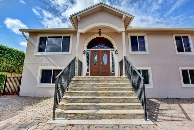 4 of 27 - 1371 Woodcrest Road W, West Palm Beach, FL