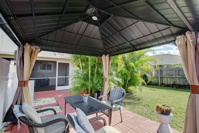 5 of 27 - 1371 Woodcrest Road W, West Palm Beach, FL