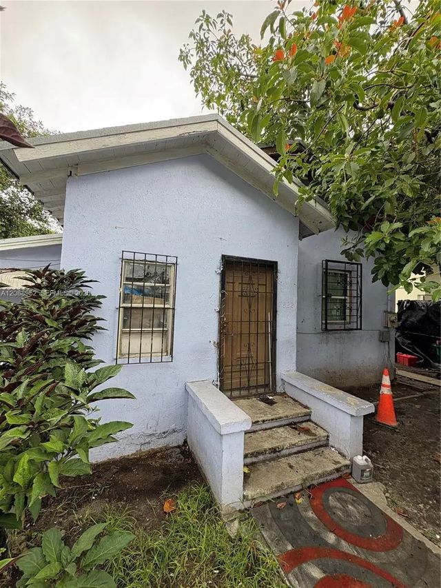 7822 Ne Miami Court, Miami